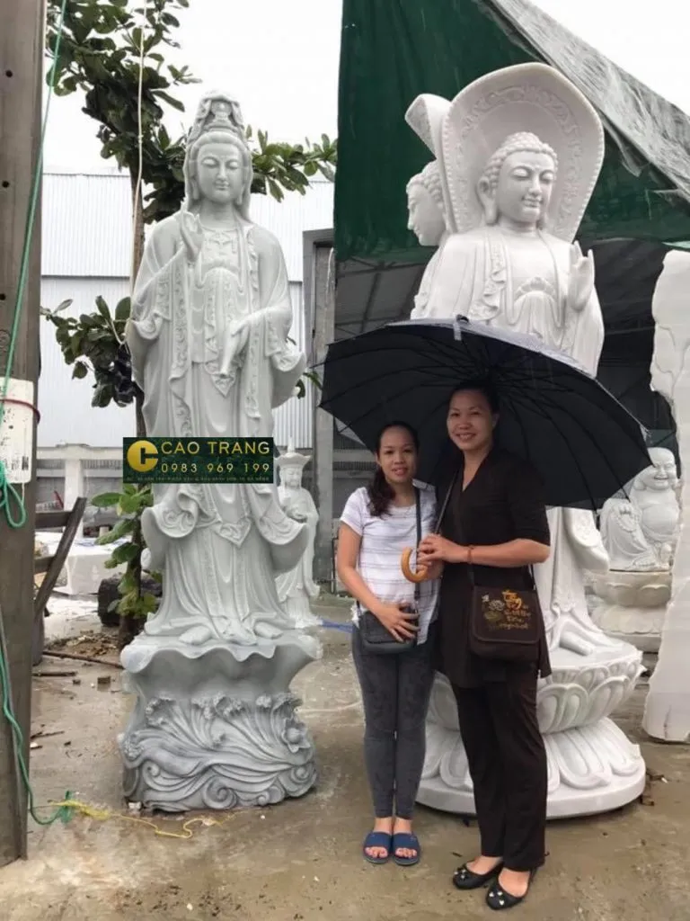 Tượng Quan Âm Bồ Tát bằng đá thể hiện sự từ bi sau khi công chúa Diệu Thiện tu hành đắc đạo