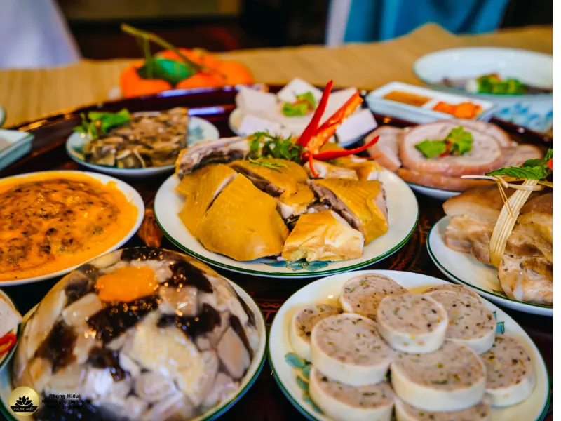 Mâm cúng mùng 3 Tết truyền thống với đầy đủ xôi gà, bánh chưng và hoa quả