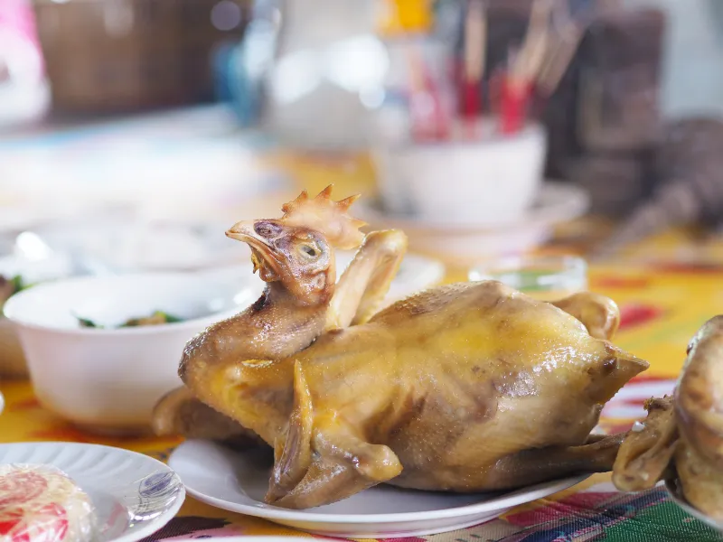 Con gà trống cúng mùng 3 Tết được trình bày trang trọng trên mâm lễ