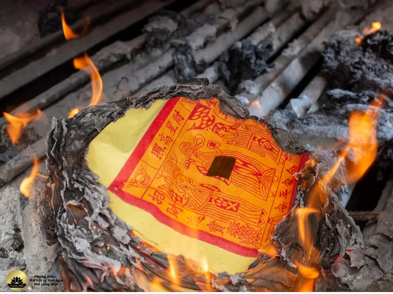 Nghi thức hóa vàng tiền mã sau khi đọc văn khấn cúng mùng 3 Tết
