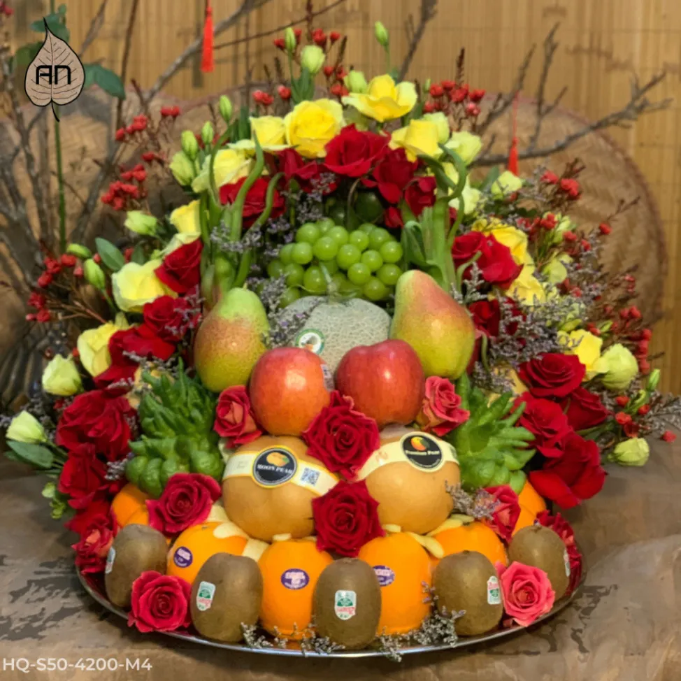 Mâm lễ vật trang trọng cúng tại Đền Bạch Mã bao gồm xôi, gà và hoa quả