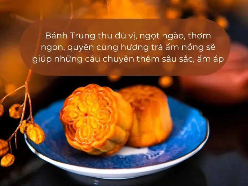 Ảnh chụp một góc phố Hà Nội ngày Tết với hoa đào, quất và người dân đi sắm Tết, mang không khí vui tươi