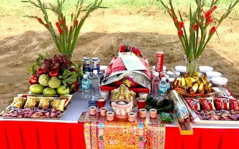 Chuẩn bị đồ cúng lễ động thổ với đầy đủ tam sên, trái cây và vàng mã