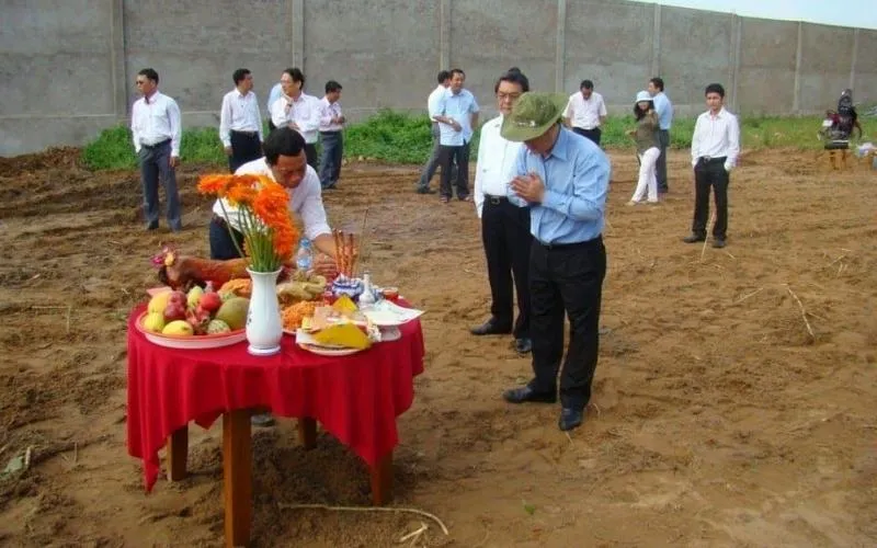 Tiến hành cúng động thổ, rải vàng mã và cuốc đất