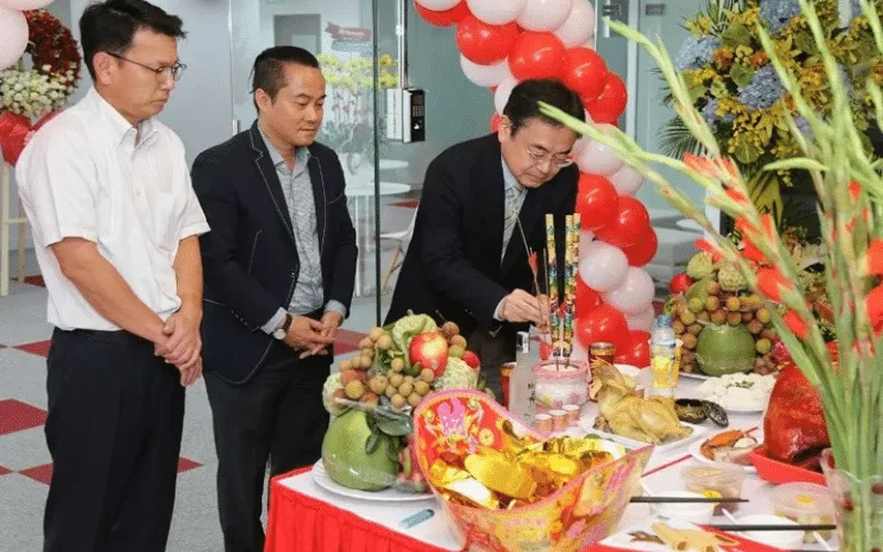 Trang phục và thái độ nghiêm túc khi đọc văn khấn mùng 1 tại cơ quan