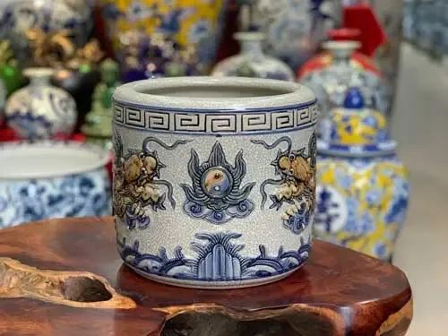 Bát hương gốm sứ Thần Tài, vật phẩm quan trọng trong nghi thức văn khấn ngũ lộ thần tài