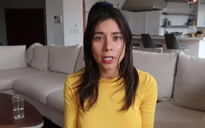 Hình ảnh so sánh kích thước của cá mái chèo với một người trưởng thành