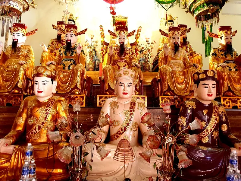 Bàn thờ Tứ Phủ Công Đồng với đầy đủ tượng Thánh và đồ thờ cúng