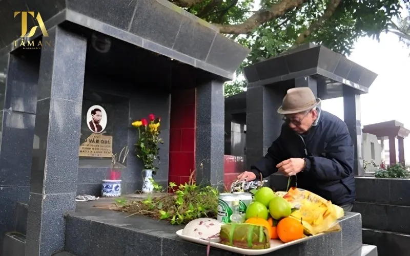 Mâm lễ cúng tươm tất thể hiện lòng thành khi xây sửa mộ phần