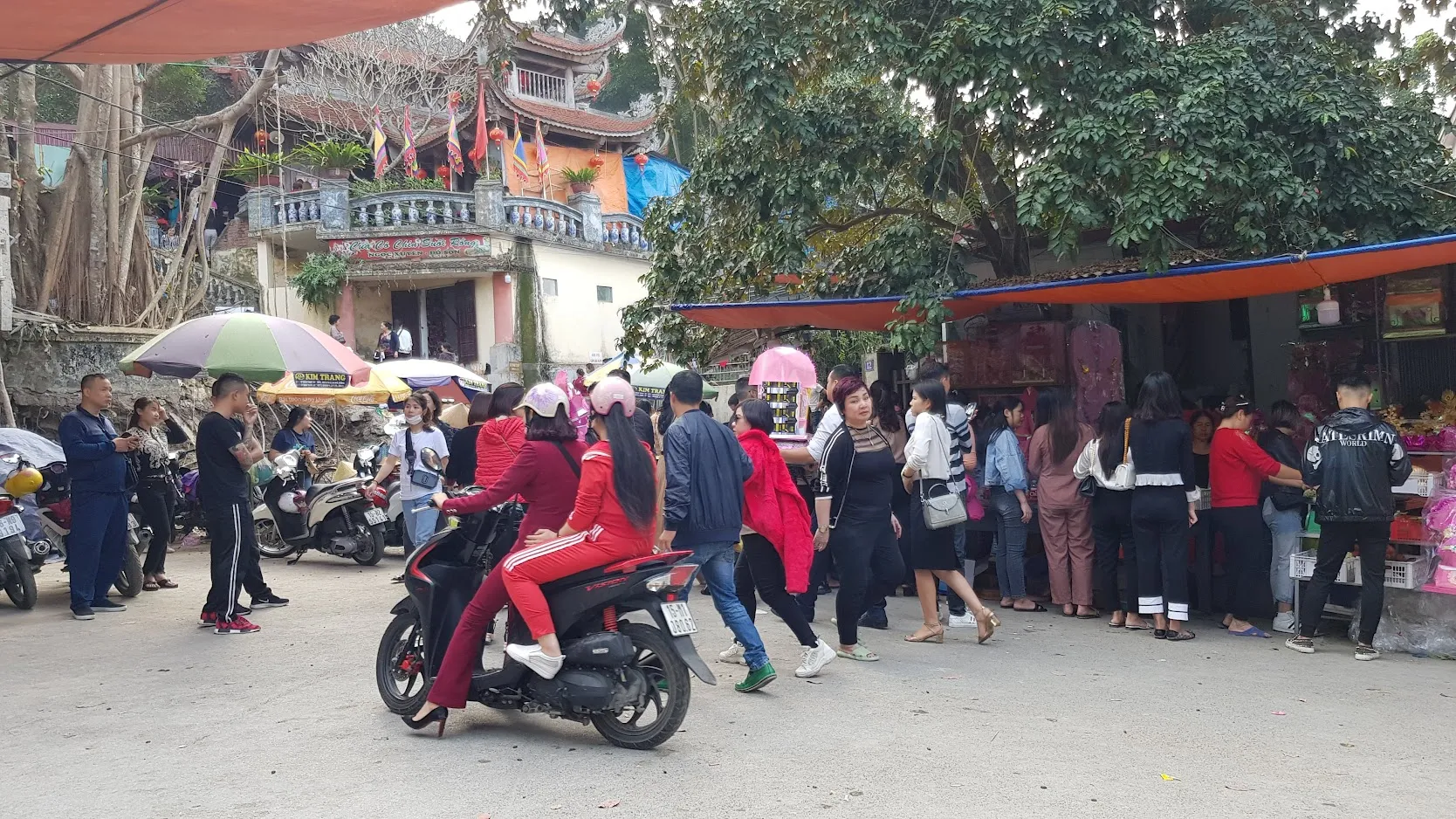 Khách hành hương tại Đền Cô Chín Suối Rồng.