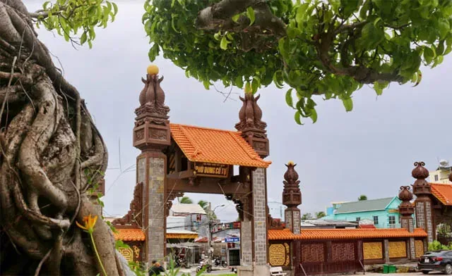 Cổng chùa Phù Dung