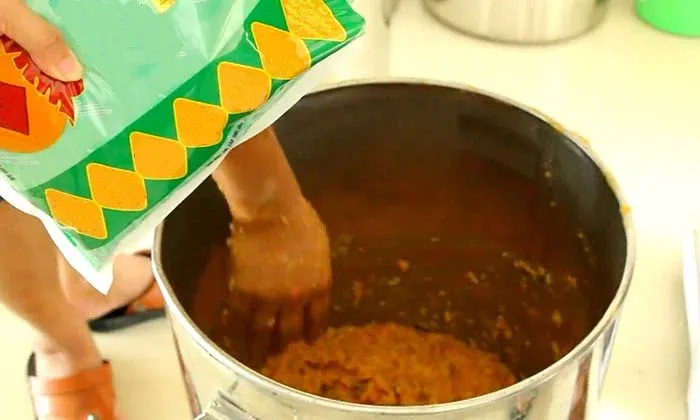 Hỗn hợp khoai lang nghiền được trộn men cẩn thận, khởi đầu quá trình ủ rượu khoai lang