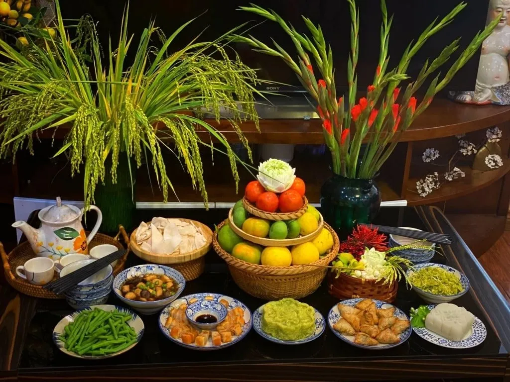 Mâm lễ cúng chay và cúng mặn trên bàn thờ ngày mùng 1