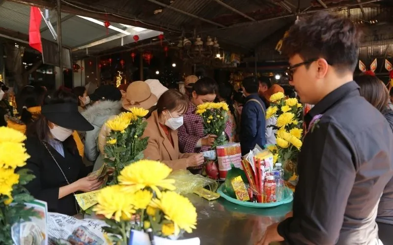 Người dân hành lễ tại Đền Ông Hoàng Mười