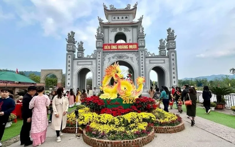 Lễ hội rước sắc trong ngày vía Ông Hoàng Mười