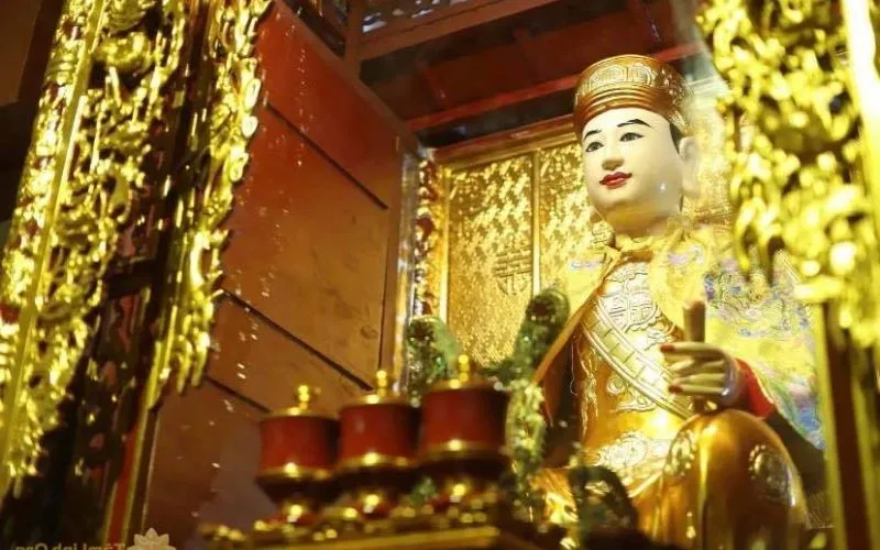 Chân dung Ông Hoàng Mười với trang phục uy nghiêm