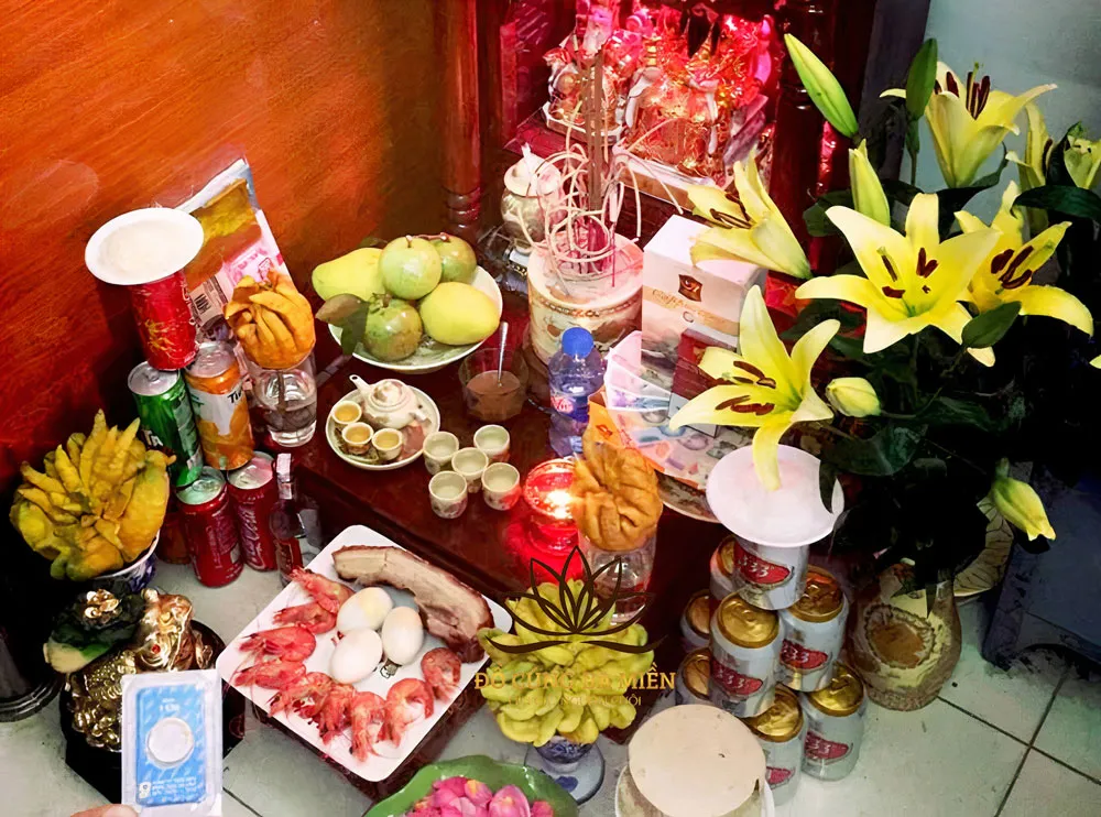 Alt text: Lễ vật cúng thỉnh thần tài thổ địa đầy đủ bao gồm bộ tam sên, hoa quả, nhang đèn, và tiền vàng
