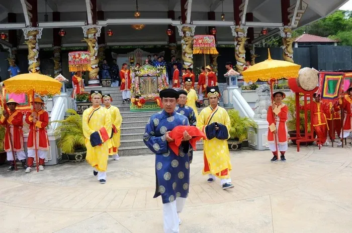 Mô phỏng lễ rước tượng Bà Chúa Xứ xuống núi, một phần quan trọng của sự tích 7 núi ở an giang