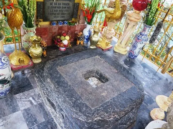 Bệ đá Sa Thạch trên đỉnh Núi Sam, nơi Bà Chúa Xứ ngự trị, khởi nguồn sự tích 7 núi ở an giang