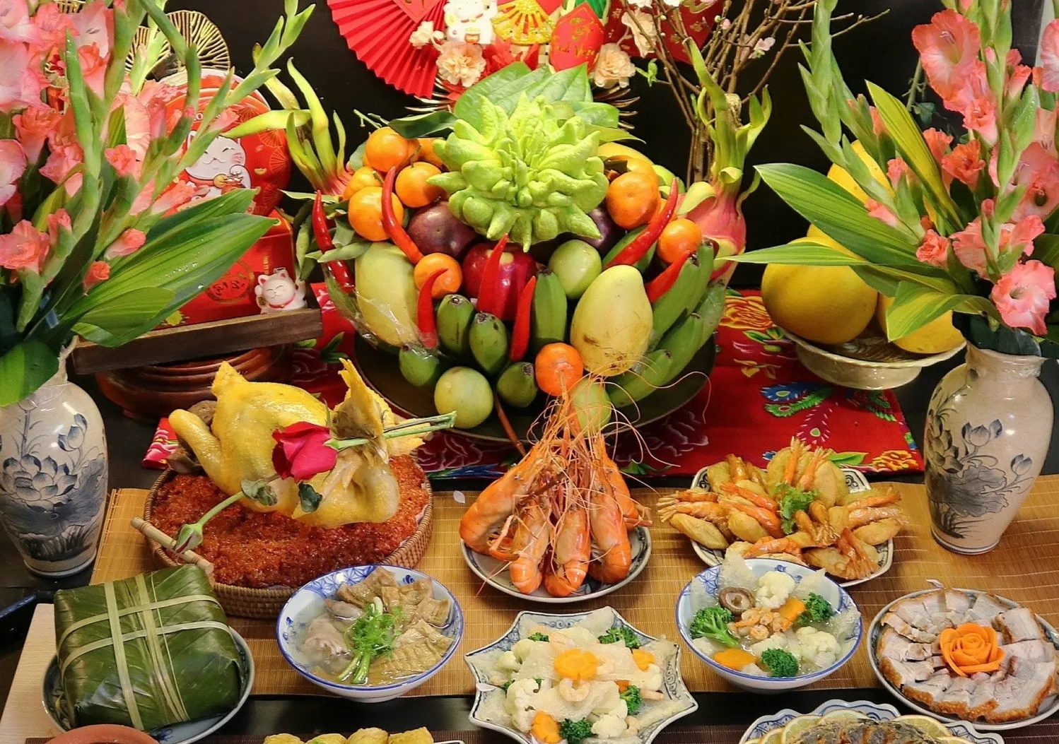 Mâm cúng chay hoặc mặn được bày biện tươm tất dâng lên gia tiên và thần linh