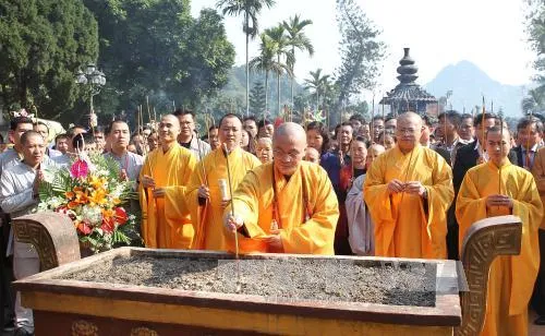 Thượng tọa Thích Minh Hiền, Trụ trì chùa Hương, cùng tăng ni và phật tử dâng hương trong ngày khai hội. Nghi thức văn khấn lễ chùa.