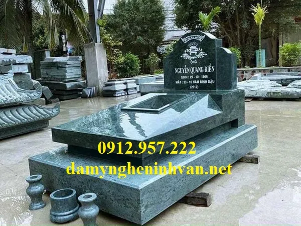 Mẫu mộ đá tam cấp đẹp, thường đi kèm với bàn thờ thiên khi thực hiện văn khấn ngoài trời mùng 1