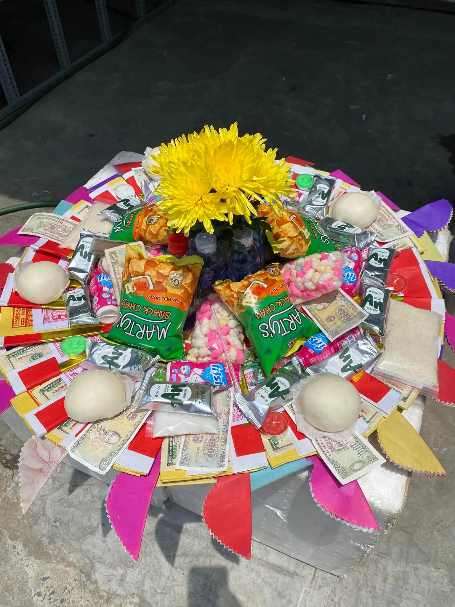 Mâm cúng chúng sinh ngày Rằm tháng 7 ngoài trời với cháo loãng và đồ ăn bình dị