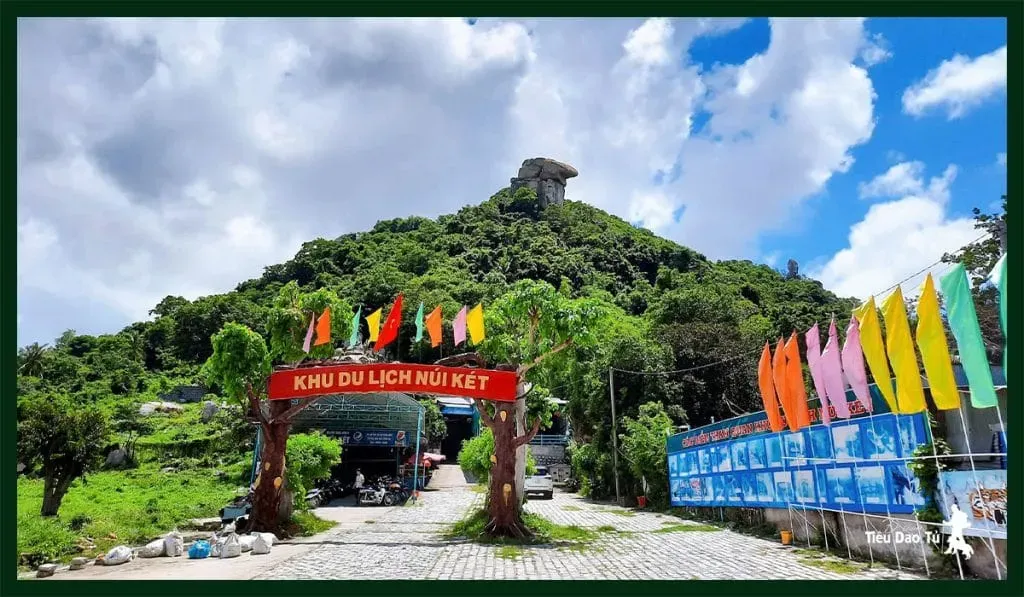 Đường đi đến chân núi Két (Anh Vũ Sơn) ở Tịnh Biên, An Giang, nhìn từ xa.