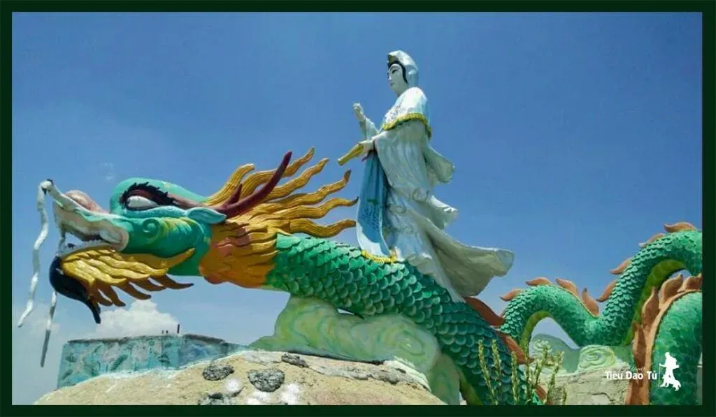 Tượng Phật Quan Âm Nam Hải uy nghiêm trên đỉnh Anh Vũ Sơn nhìn về phía cánh đồng Tịnh Biên.