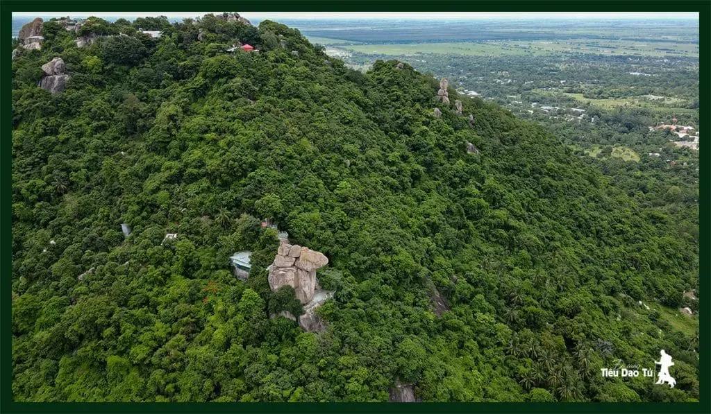 Hình dáng Núi Két (Anh Vũ Sơn) với cấu trúc đá bazan độc đáo nhìn từ trên không.