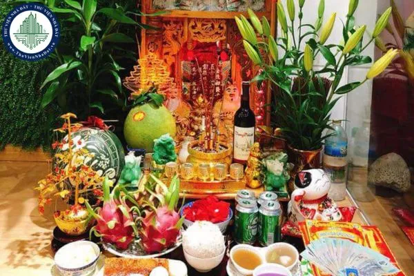 Nghi thức cúng bái với bát hương và lễ vật trên bàn thờ Thần Tài
