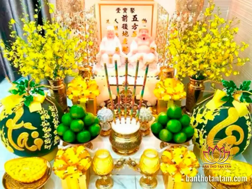 Vật phẩm cúng Thần Tài, Thổ Địa: nhang, đèn, hoa tươi thể hiện lòng thành kính.