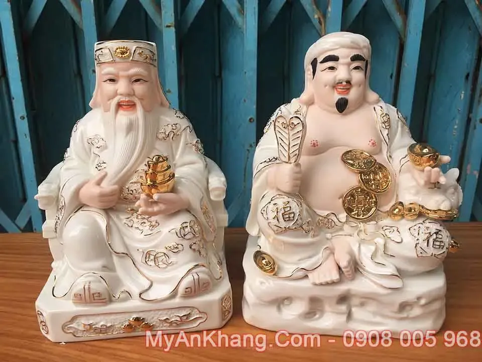 Tượng Thần Tài Ông Địa trên bàn thờ được bày biện trang nghiêm