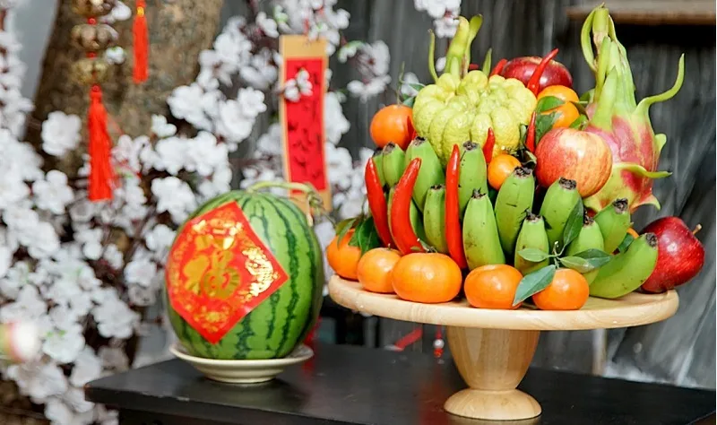 Mâm lễ vật cúng tiễn ông bà hóa vàng sau Tết cần được chuẩn bị chu đáo và trang nghiêm