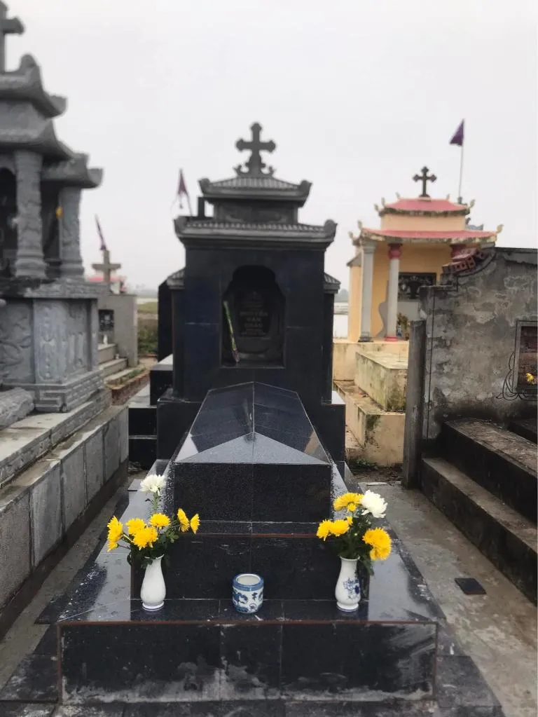 Gia đình làm lễ cúng 49 ngày tại mộ với mâm lễ trang nghiêm và thành kính.