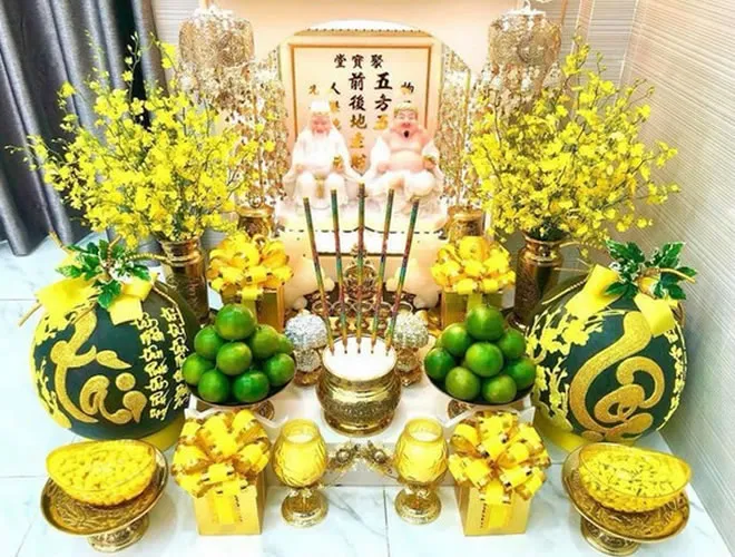 Văn khấn Thần Tài ngày khai xuân - Bàn thờ Thần Tài Thổ Địa với mâm lễ vật đầy đủ