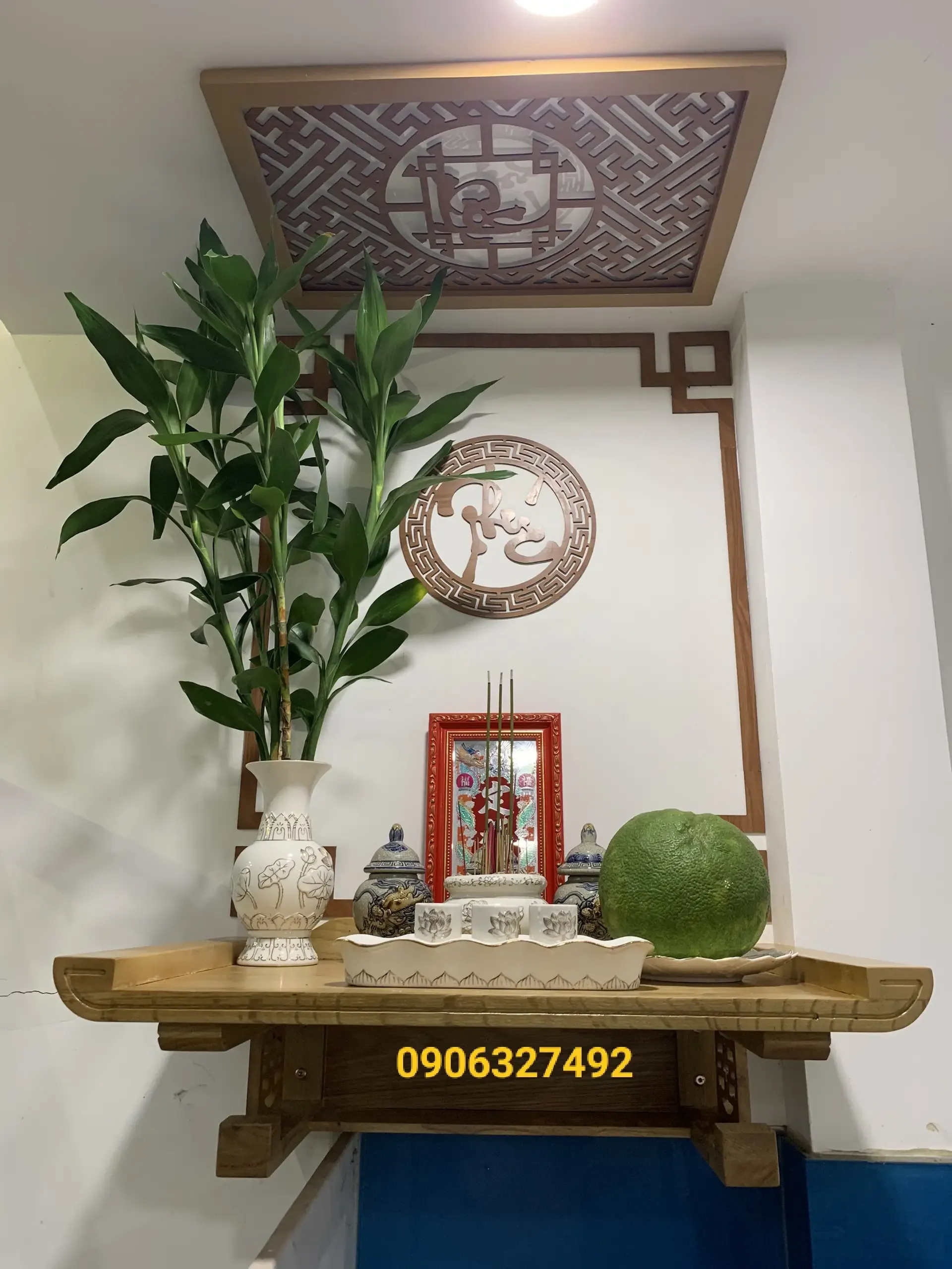 Bàn thờ Ông Táo lễ vật trang trọng, thể hiện sự thành kính của gia chủ