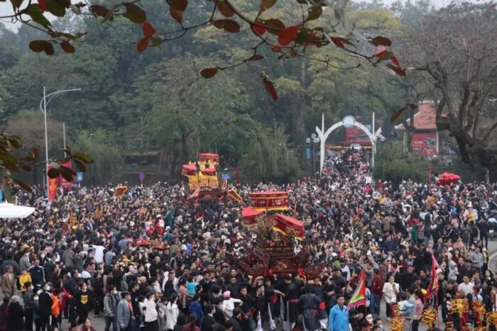 Đoàn rước kiệu uy nghi tại Lễ hội Đền Và