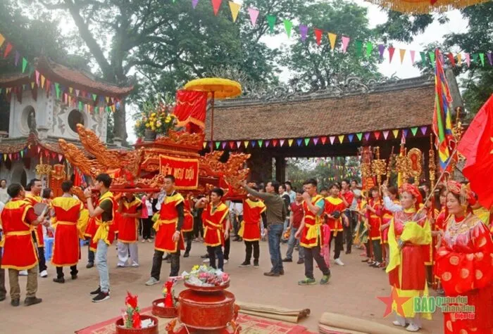 Không khí Lễ hội Đền Và đông đảo, trang trọng