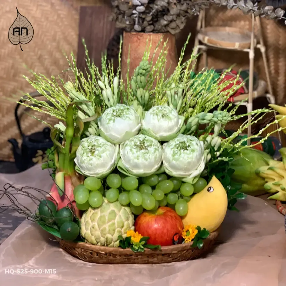 Mâm cỗ cúng Phật: Hoa sen, ngũ quả thanh tịnh.