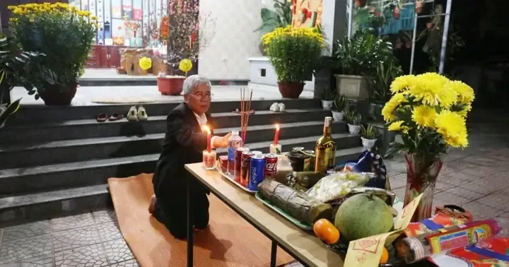 Mâm cúng giao thừa Giáp Thìn 2026 với đầy đủ lễ vật chay mặn và hoa quả