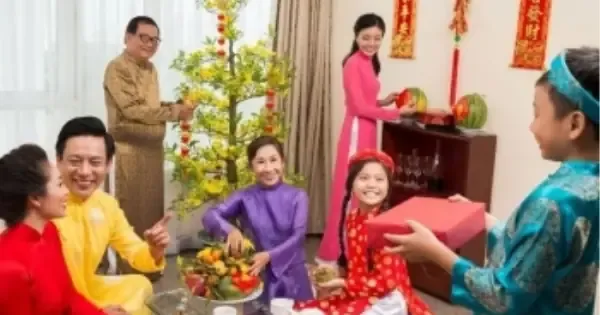 Gia chủ thành tâm thắp hương cúng giao thừa đêm 30 Tết