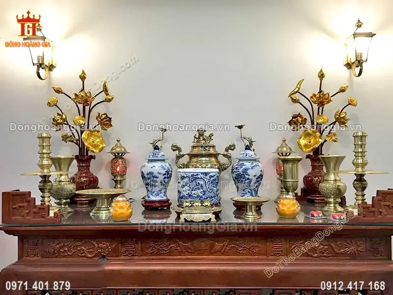 Bàn thờ gia tiên với đôi hạc trang trọng.