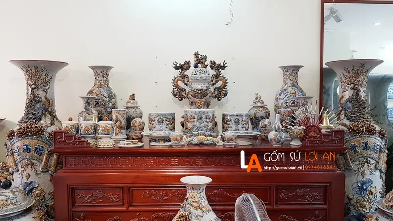 Bát hương gốm sứ màu nâu đất kết hợp họa tiết đỏ, tượng trưng cho mệnh Thổ được Hỏa tương sinh