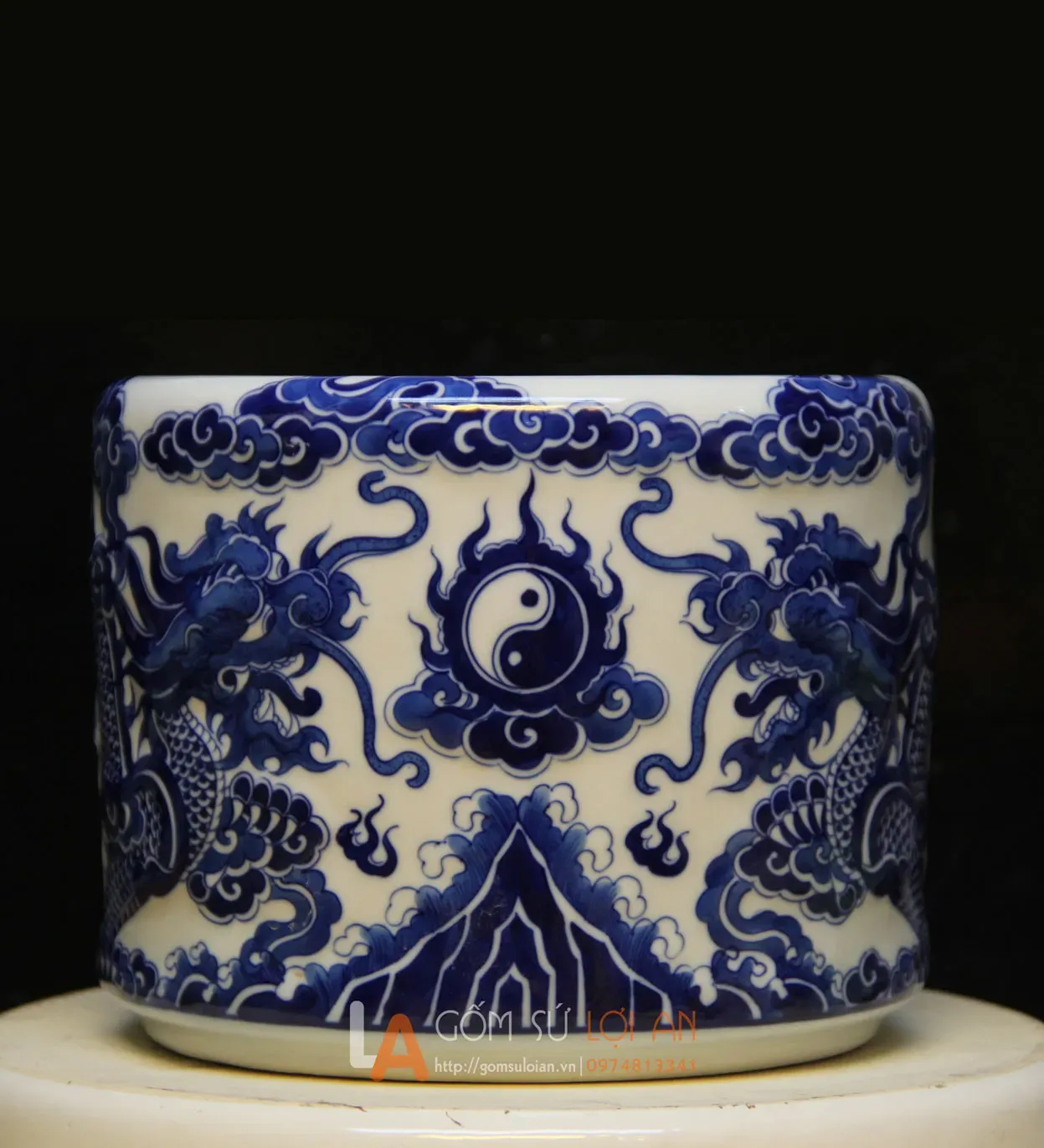 Bát hương kích thước lớn, hoa văn Lưỡng Long chầu Nguyệt, thể hiện sự uy nghiêm