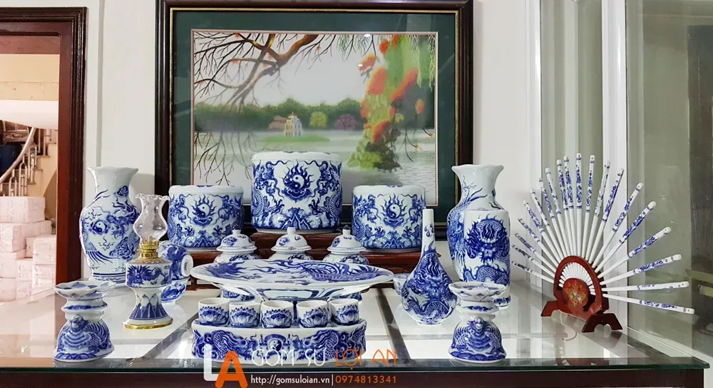 Bộ đồ thờ men trắng vẽ tràm màu xanh biển sẫm, phù hợp cho gia chủ mệnh Thủy