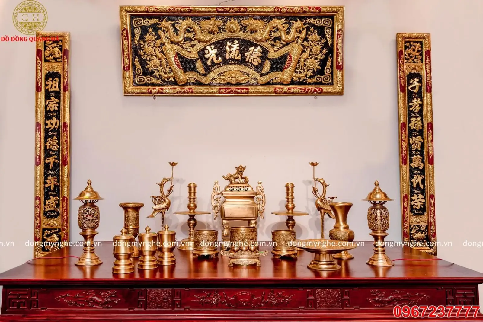 Vật phẩm thờ cúng được sắp xếp trang trọng trên bàn thờ theo nguyên tắc văn khấn