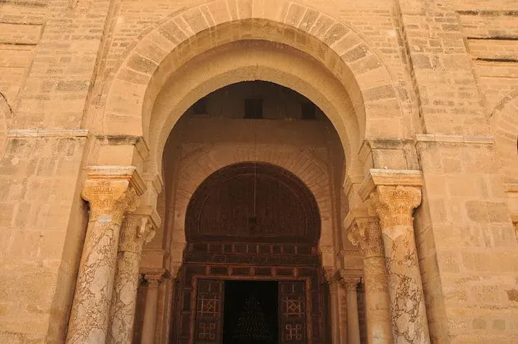 Cung móng ngựa (Horseshoe Arch) là đặc điểm của hồi giáo nổi bật trong kiến trúc Moorish tại Tây Ban Nha