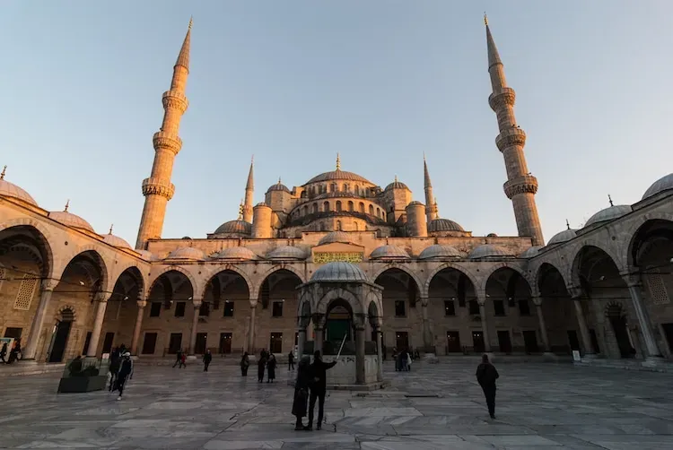 Nhà thờ Hồi giáo lớn với nhiều ngọn tháp giáo đường (Minaret) cho thấy sự đa dạng kiến trúc Hồi giáo