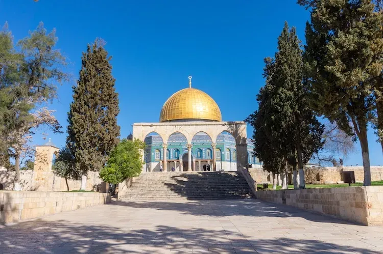 Mái Vòm Đá Dome of the Rock ở Jerusalem, công trình tiên phong trong đặc điểm của hồi giáo sử dụng mái vòm